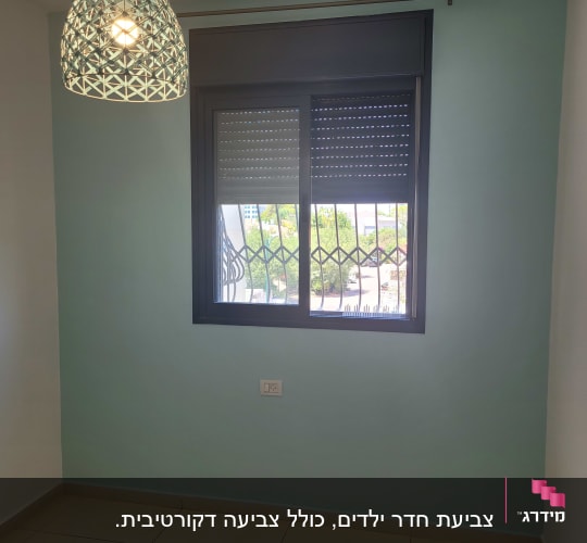 קיר צבוע בצבע תכלת עם חלון